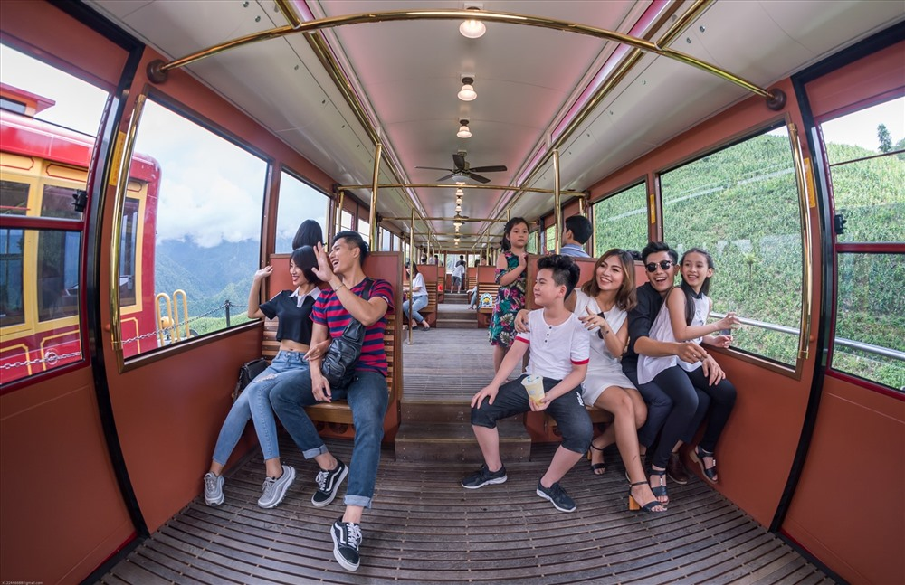 Du khách thích thú trải nghiệm tàu hỏa leo núi Mường Hoa