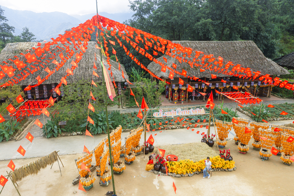 Lễ hội Thổ cẩm lần đầu tiên được tổ chức tại Bản Mây với chủ đề “Mùa vàng trong sắc thổ cẩm – Sắc vàng trải miền hoa vải”.