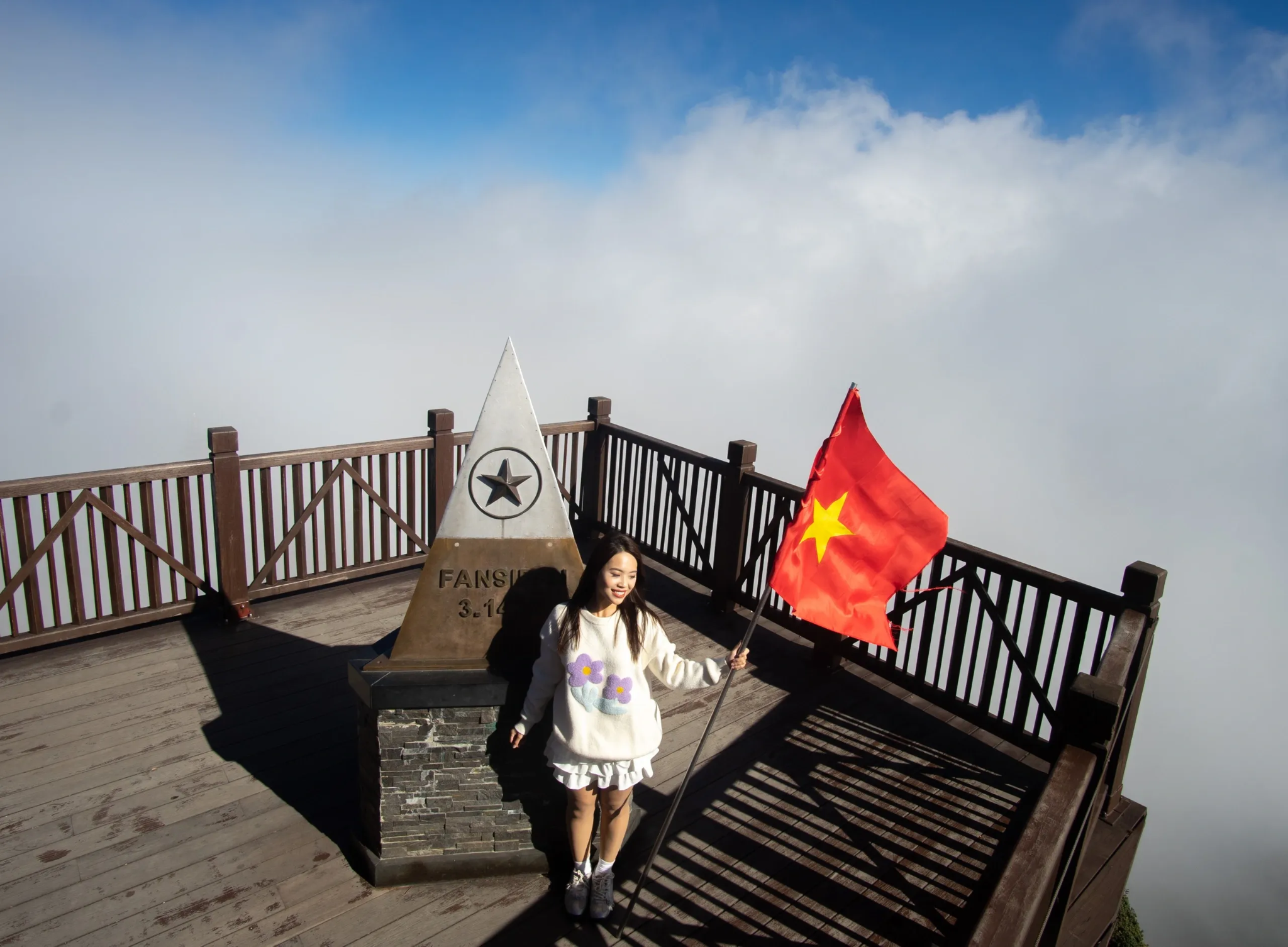 Du khách check-in rạng rỡ bên cột mốc 3.143 m