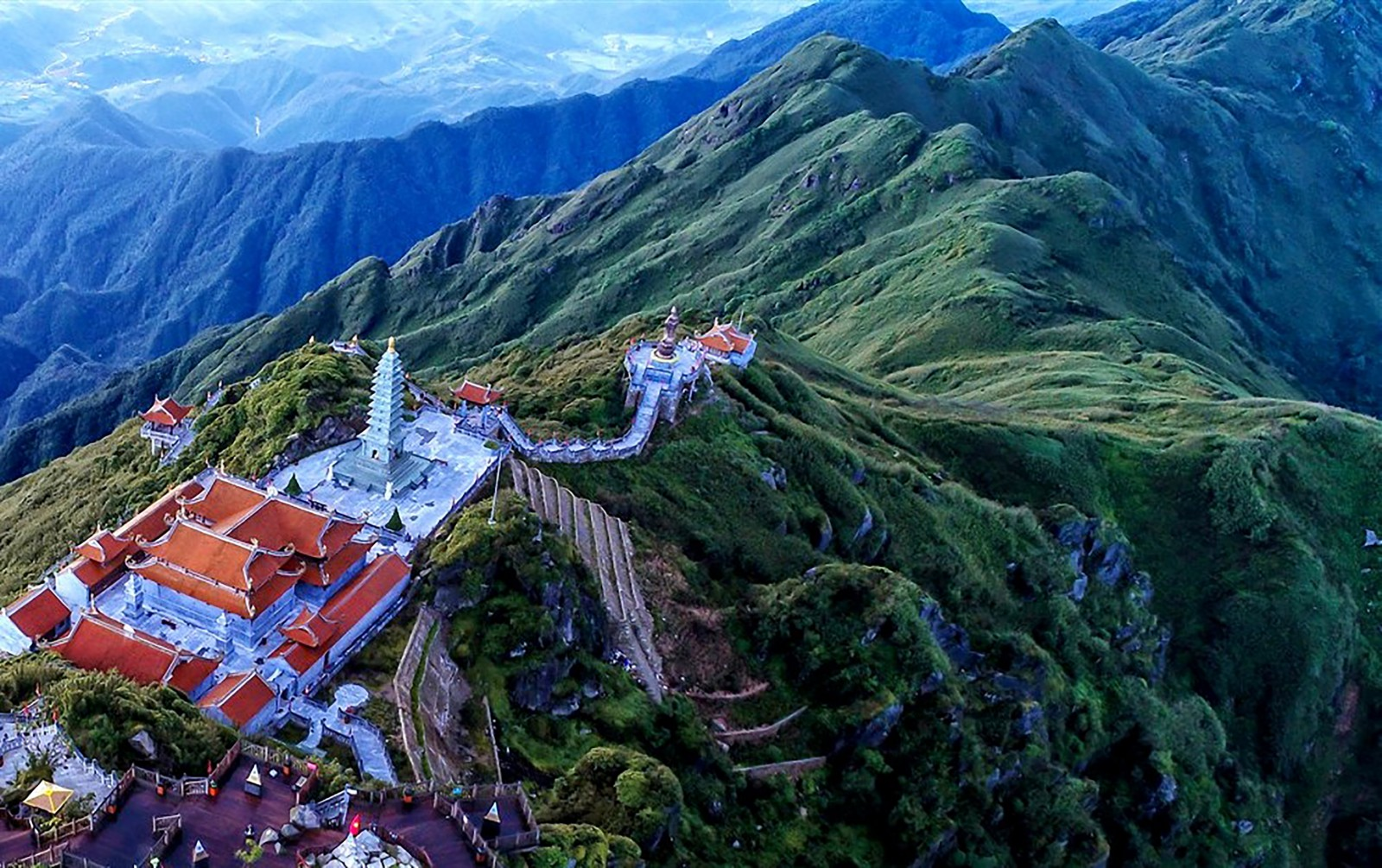 Một góc quần thể tâm linh hùng vĩ trên đỉnh Fansipan