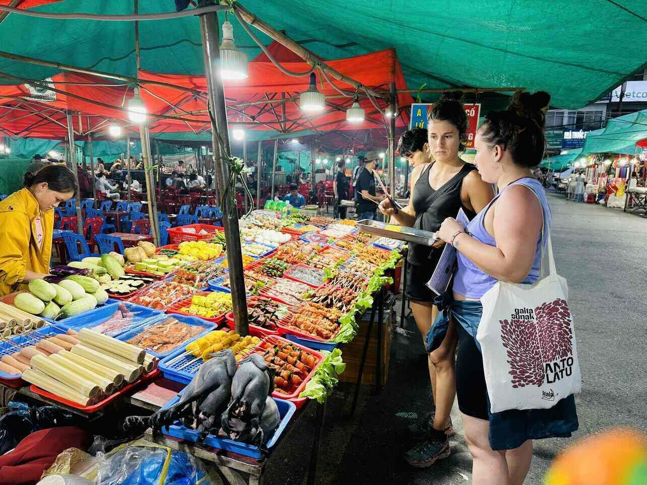 Du khách có thể lựa chọn ăn tại chợ đêm hoặc các quán ăn vỉa hè để tiết kiệm chi phí