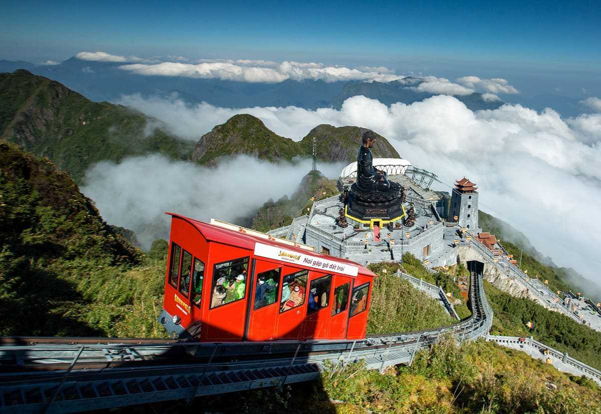 Tàu hỏa leo núi Đỗ Quyên giúp du khách chinh phục đỉnh Fansipan dễ dàng hơn
