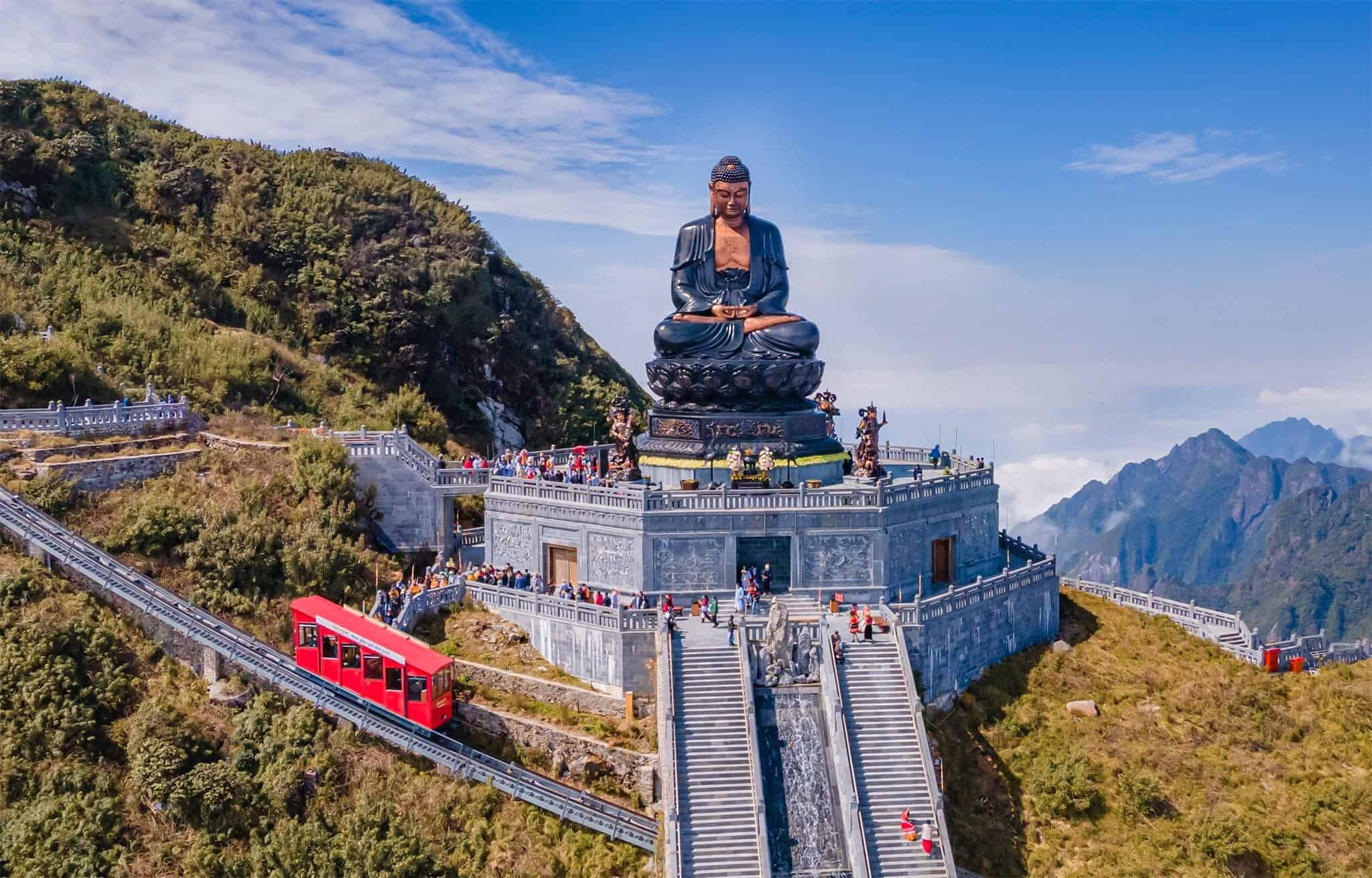 Du khách có thể chiêm ngưỡng quần thể tâm linh hùng vĩ từ khoang tàu hỏa Đỗ Quyên