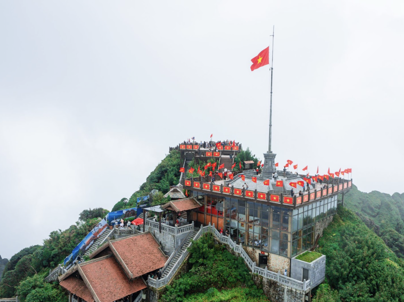 Giữa trời thu và biển mây trắng ngần của đỉnh Fansipan, sắc đỏ sao vàng thiêng liêng đang rực rỡ hơn bao giờ hết