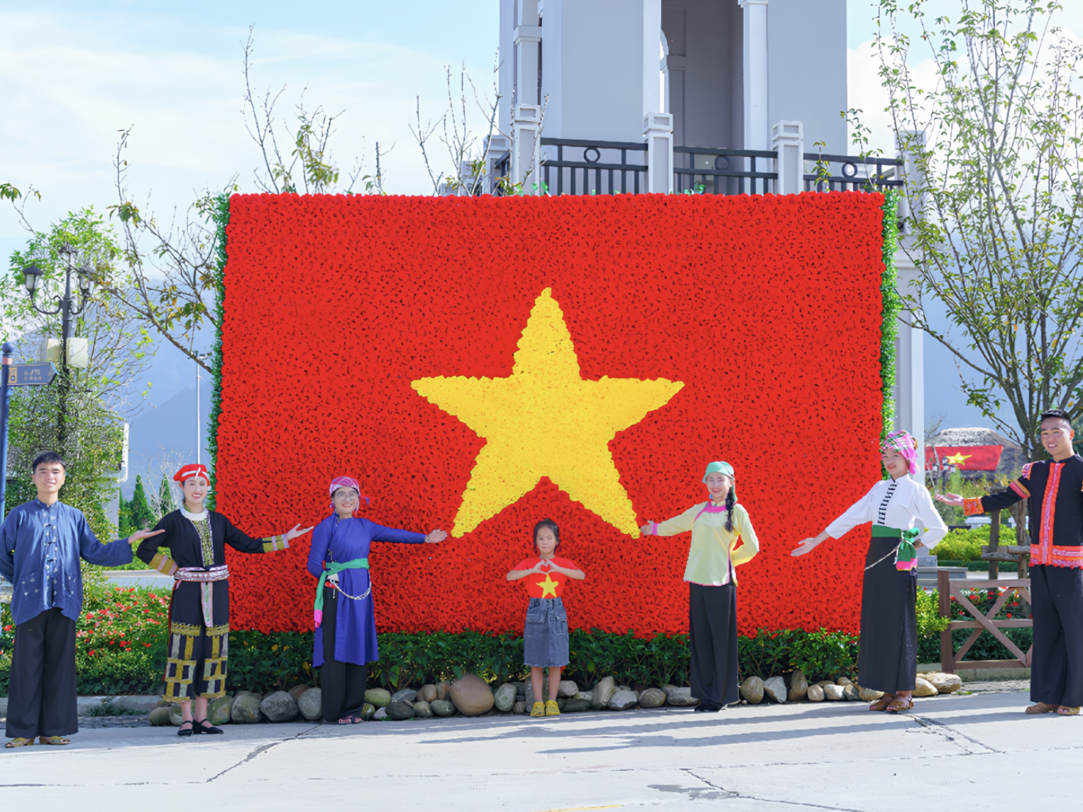 Hình ảnh lá cờ đỏ nổi bật trở thành điểm nhấn thị giác ấn tượng
