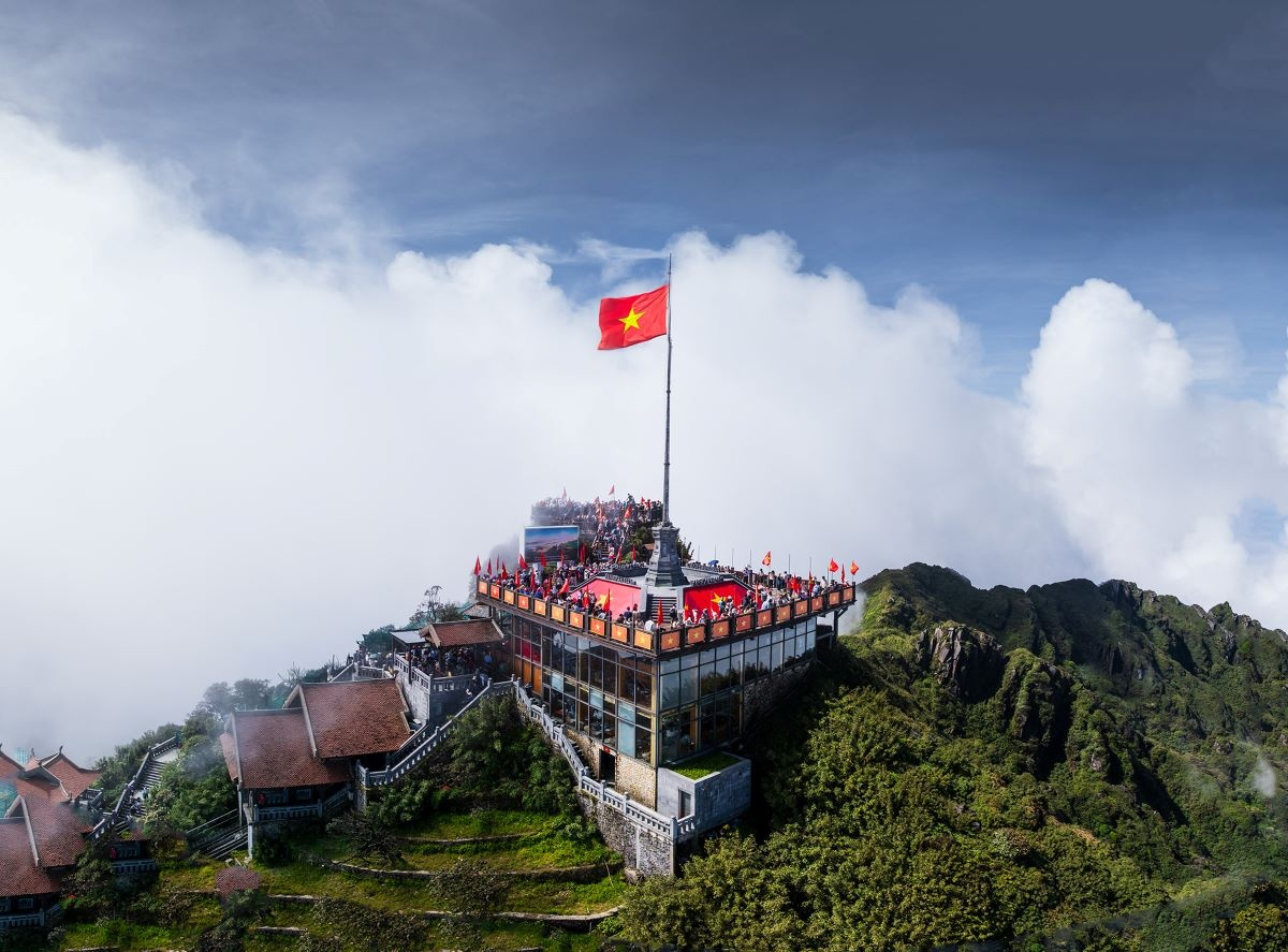 Khung cảnh ảo diệu trên đỉnh Fansipan