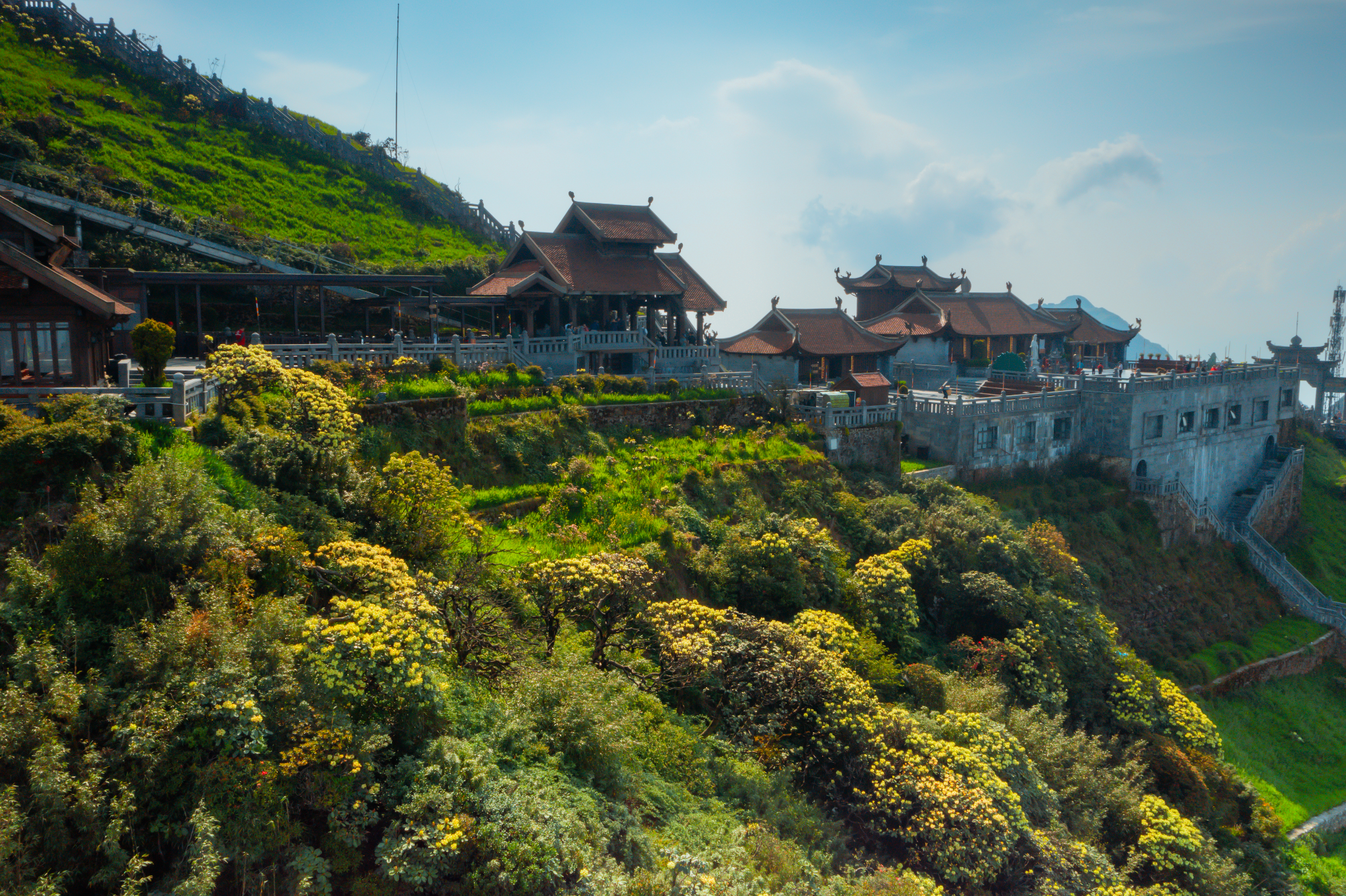 Những công trình văn hóa tâm linh đồ sộ ẩn hiện giữa biển mây trên đỉnh Fansipan. (Nguồn: Sưu tầm)