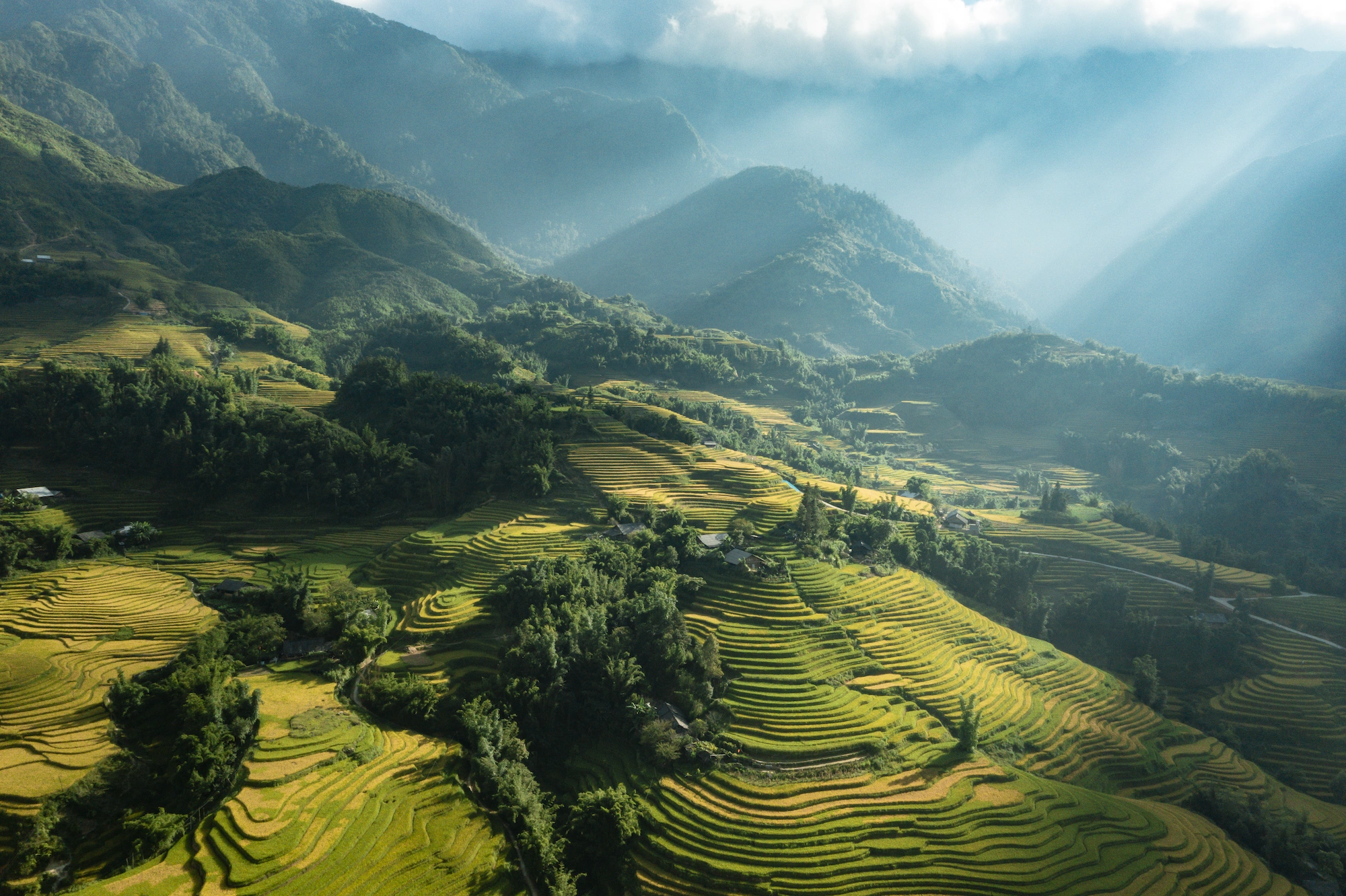 Sa Pa gây ấn tượng với núi rừng trùng điệp, thung lũng rộng lớn và những bản làng giữa mây núi. (Nguồn: Sưu tầm)