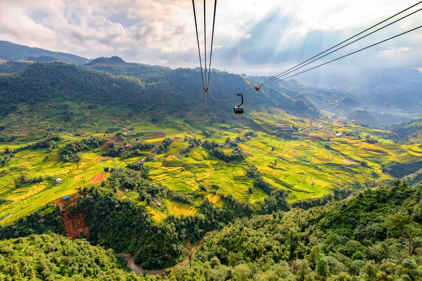 Cáp treo đưa du khách băng qua thung lũng ruộng bậc thang chín vàng trù phú. (Nguồn: Sưu tầm)