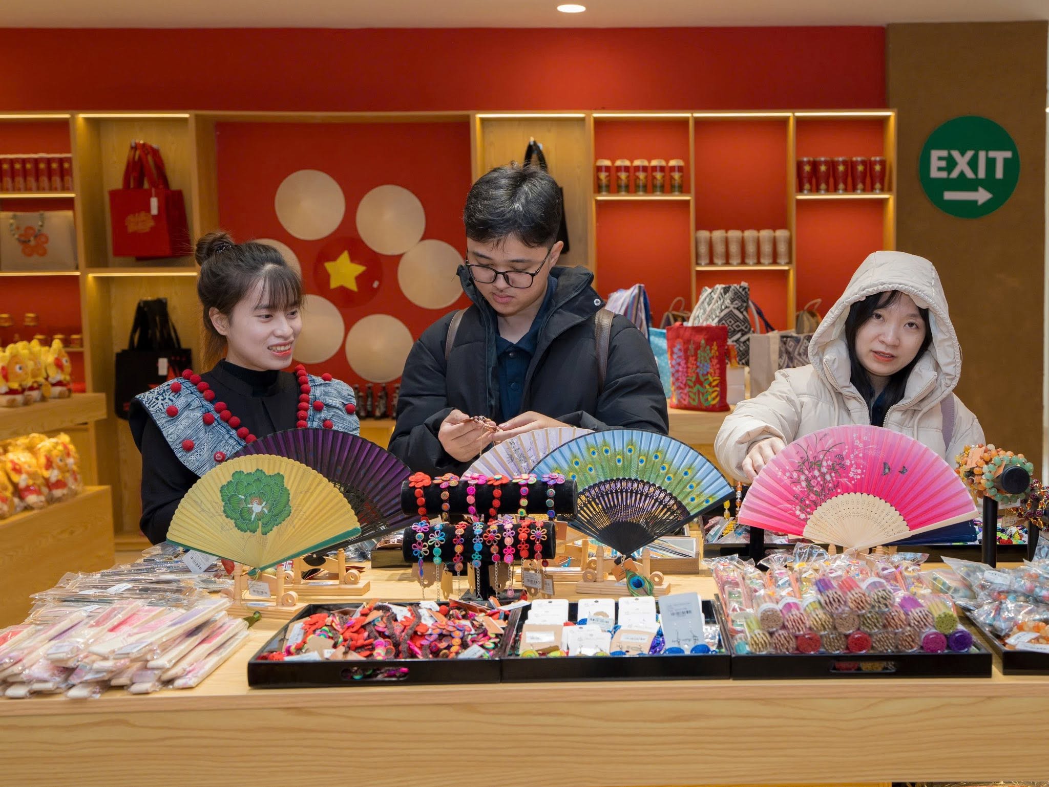 Tọa lạc tại tầng 2 – TTTM Sun Plaza, Fansipan Art & Souvenir trở thành một điểm dừng thuận tiện trên tuyến tham quan Fansipan. (Nguồn: Sưu tầm)