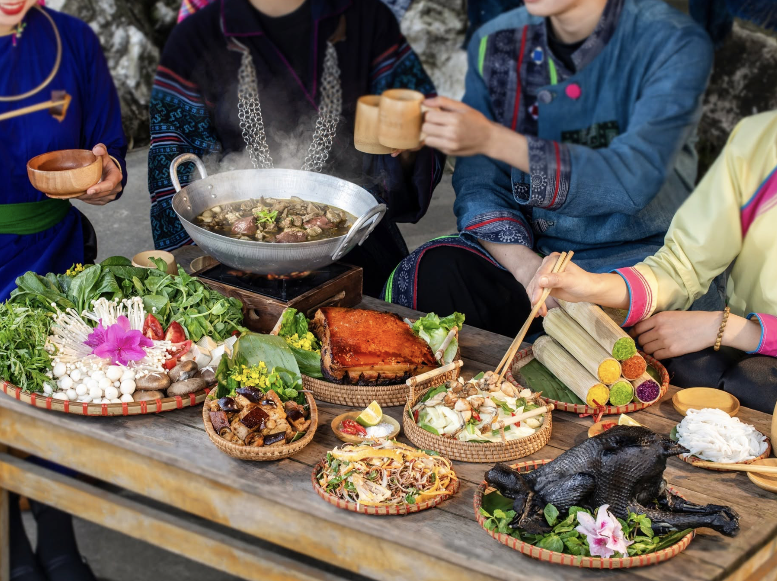 Nhiều món ăn do chính các đầu bếp bản địa thực hiện, giúp giữ trọn hương vị truyền thống Tây Bắc. (Nguồn: Sưu tầm)
