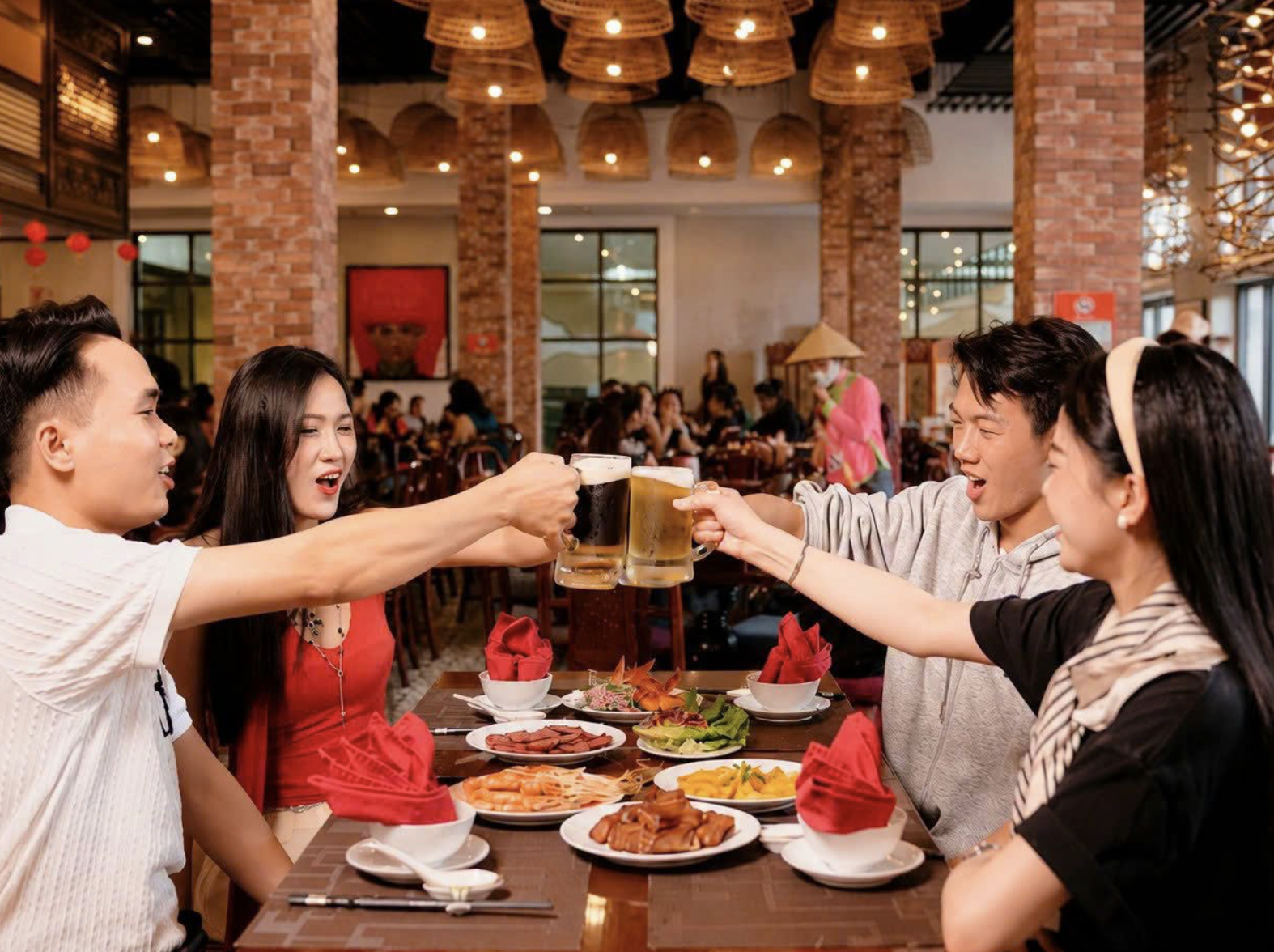 Nhà hàng Vân Sam với thực đơn phong phú từ món Việt truyền thống đến các món Á – Âu. (Nguồn: Sưu tầm)
