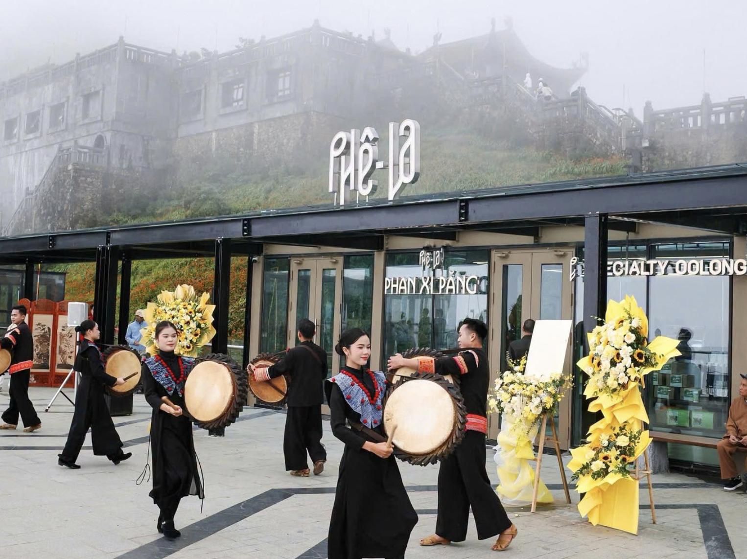Điểm nhấn của Phê La Phan Xi Păng nằm ở không gian được thiết kế lấy cảm hứng từ văn hóa vùng cao Tây Bắc. (Nguồn: Sưu tầm)