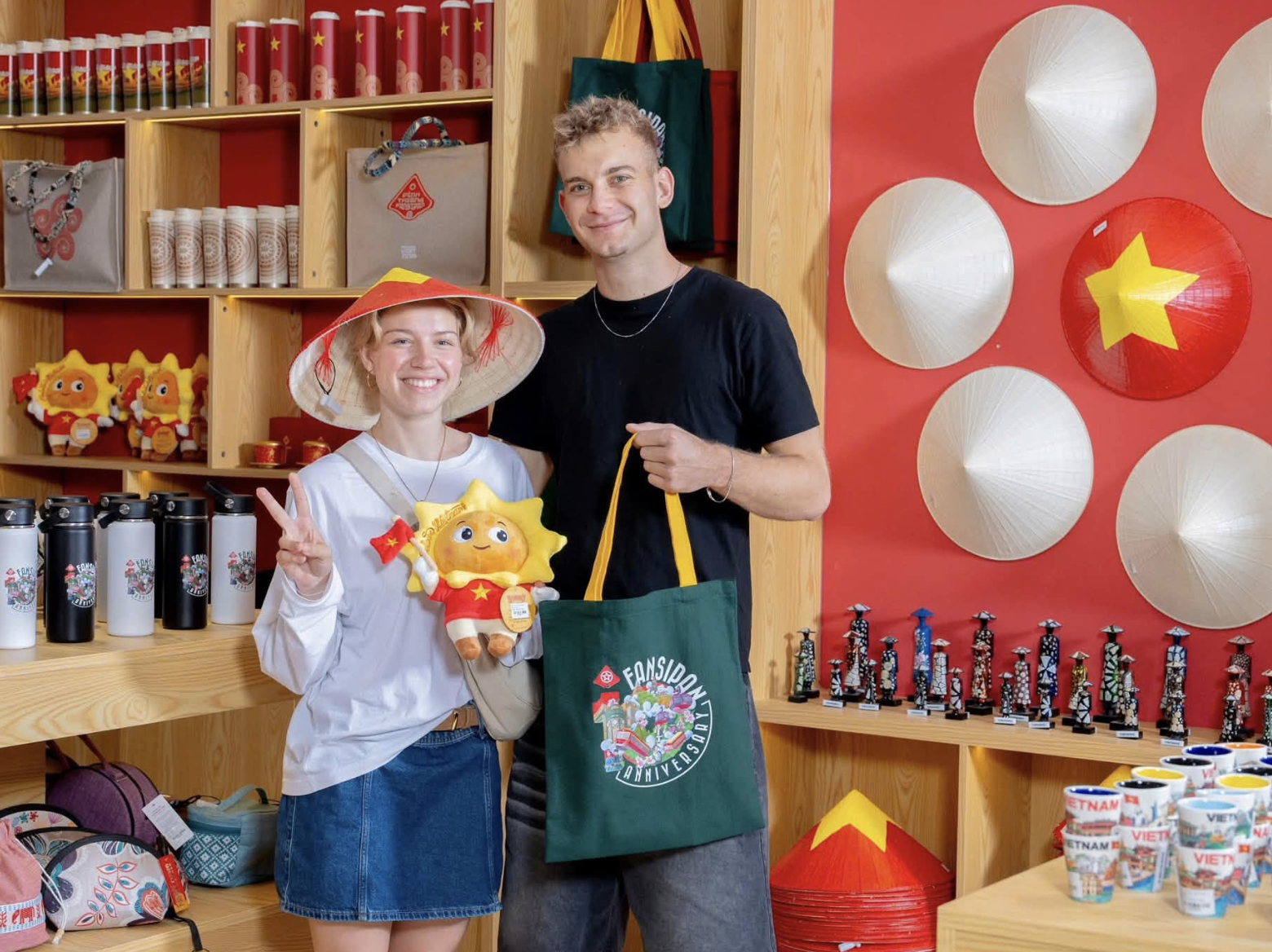 Tại Shop Lưu niệm Sun World Fansipan Legend, bạn sẽ dễ dàng tìm thấy những món quà mang đậm dấu ấn nơi đây. (Nguồn: Sưu tầm)