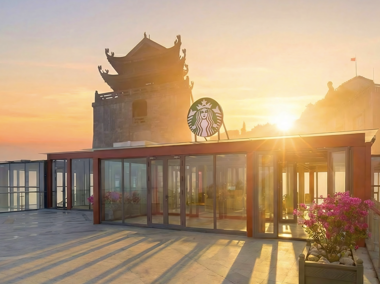 Starbucks Fansipan – cửa hàng Starbucks cao nhất Châu Á, nơi kiến trúc hiện đại gặp gỡ vẻ đẹp hùng vĩ của thiên nhiên. (Nguồn: Sưu tầm)