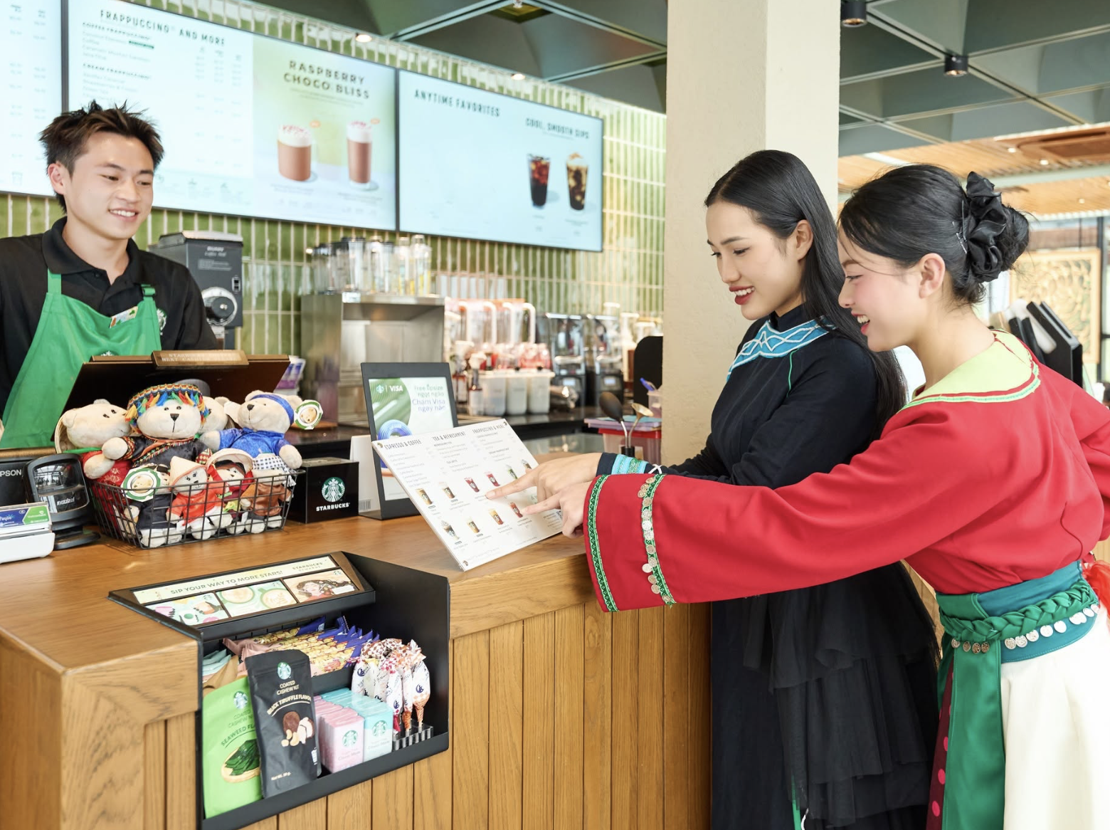 Thiết kế của Starbucks Fansipan lấy cảm hứng từ cảnh quan thiên nhiên và văn hóa vùng cao Tây Bắc. (Nguồn: Sưu tầm)
