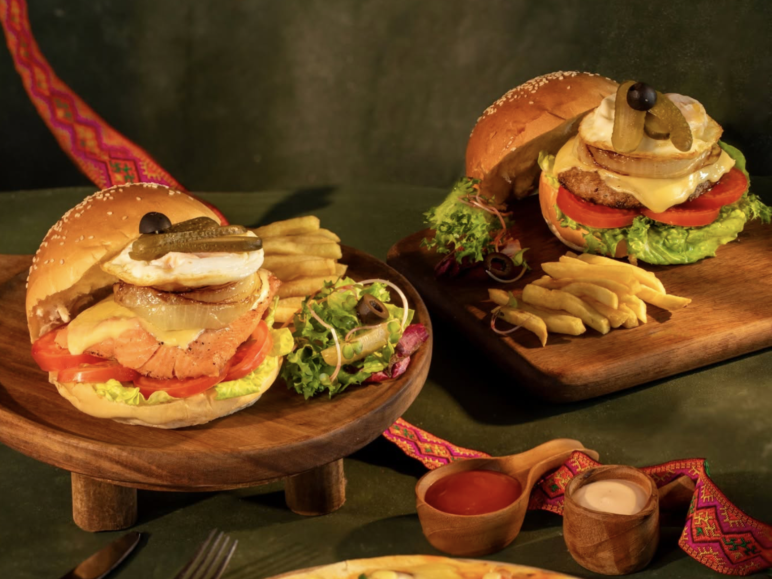 Burger cá hồi và cá tầm - một sự kết hợp hoàn hảo giữa phong vị bản địa và cách chế biến sáng tạo, tinh tế. (Nguồn: Sưu tầm)