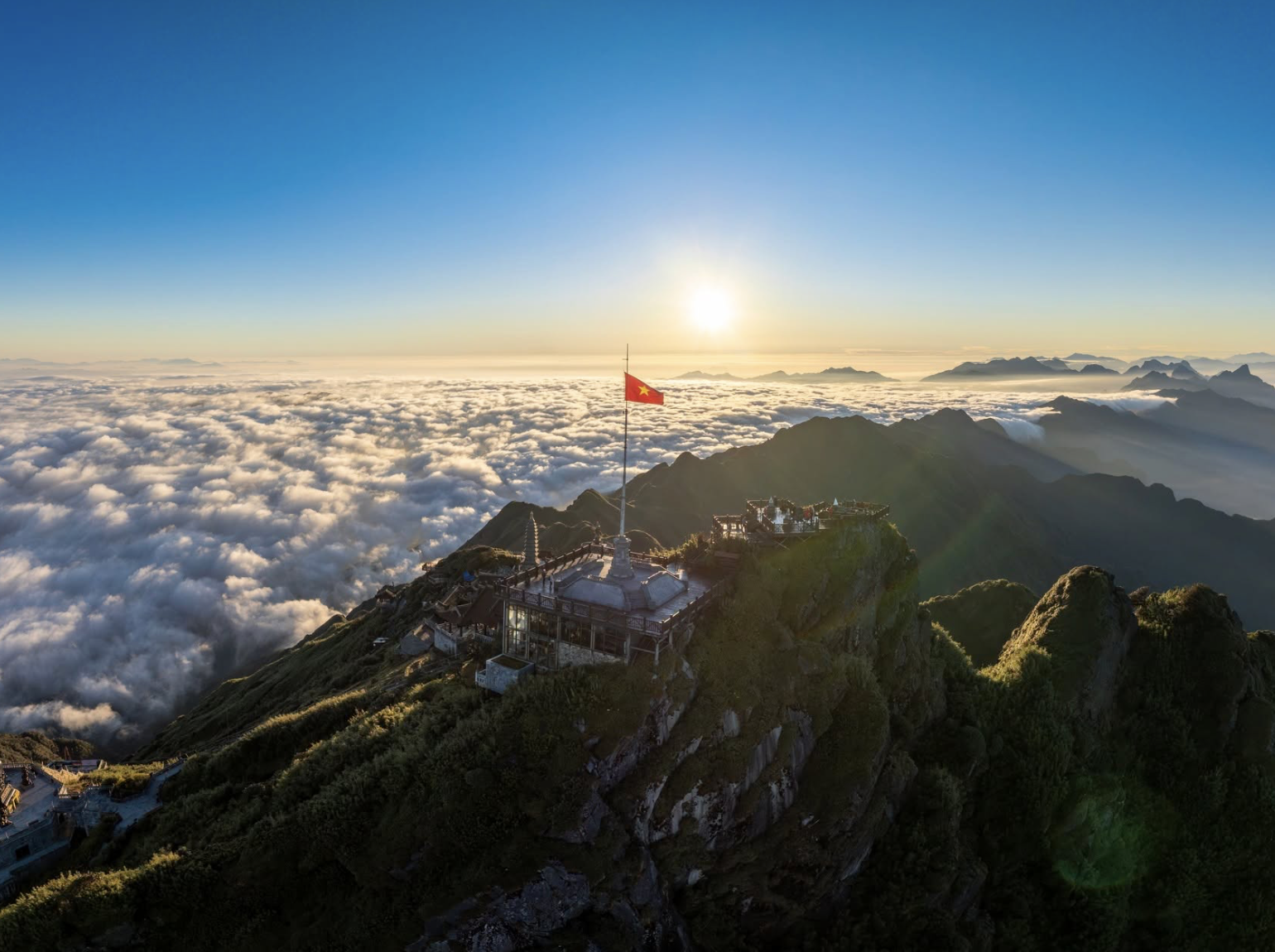 Du khách có thể ghé những không gian cà phê giữa biển mây để thư giãn. (Nguồn: Sưu tầm)