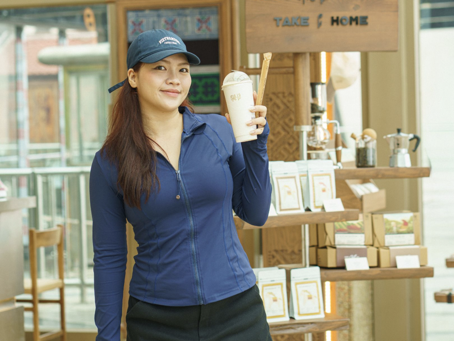 Chỉ cần cầm trên tay một ly trà hoặc đồ uống đặc trưng của Phê La, du khách đã có thể lưu lại những bức ảnh xinh xắn ngay trong cửa hàng. (Nguồn: Sưu tầm)