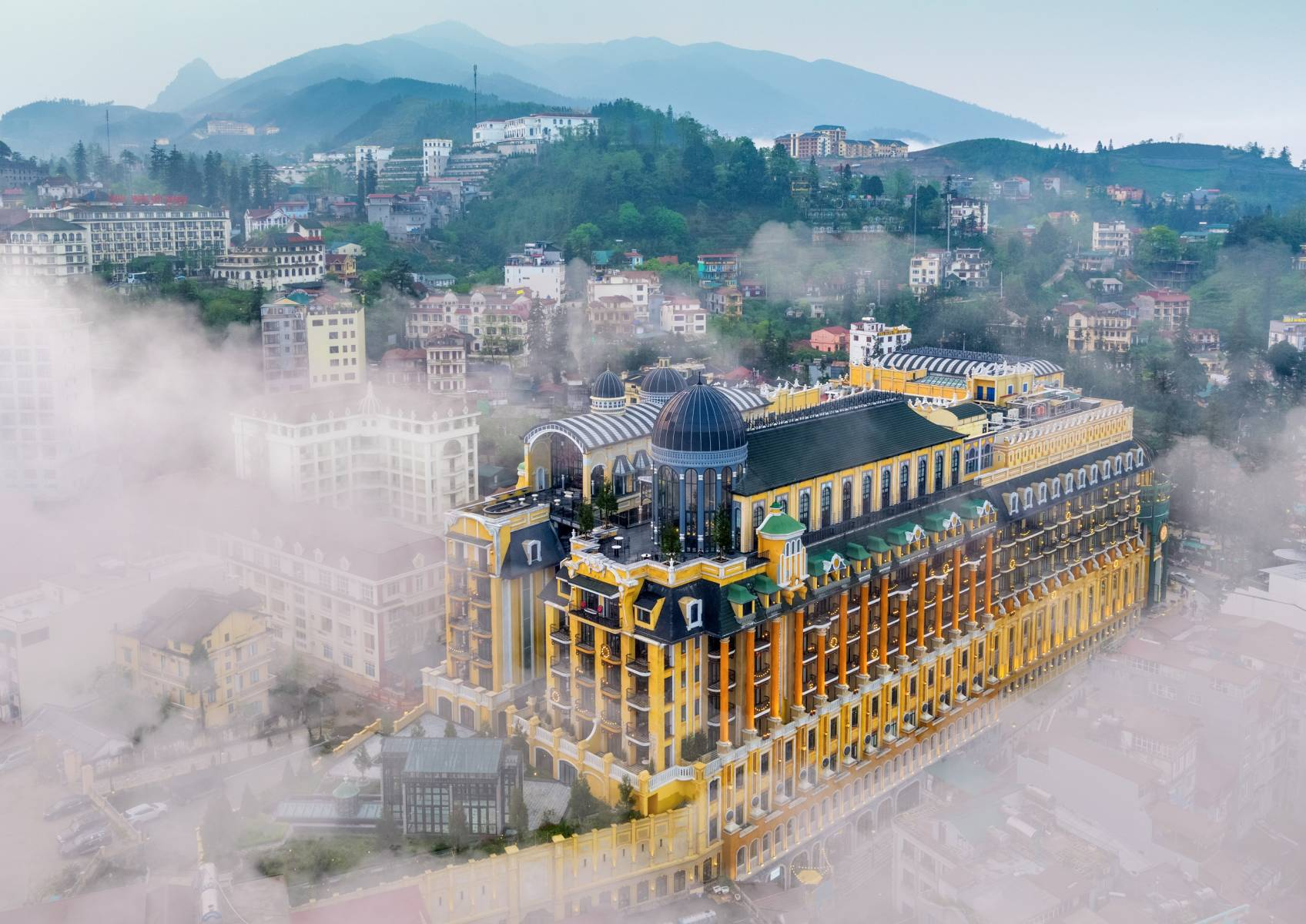 Hotel de la Coupole - Mgallery ẩn hiện dưới làn sương mờ ảo.