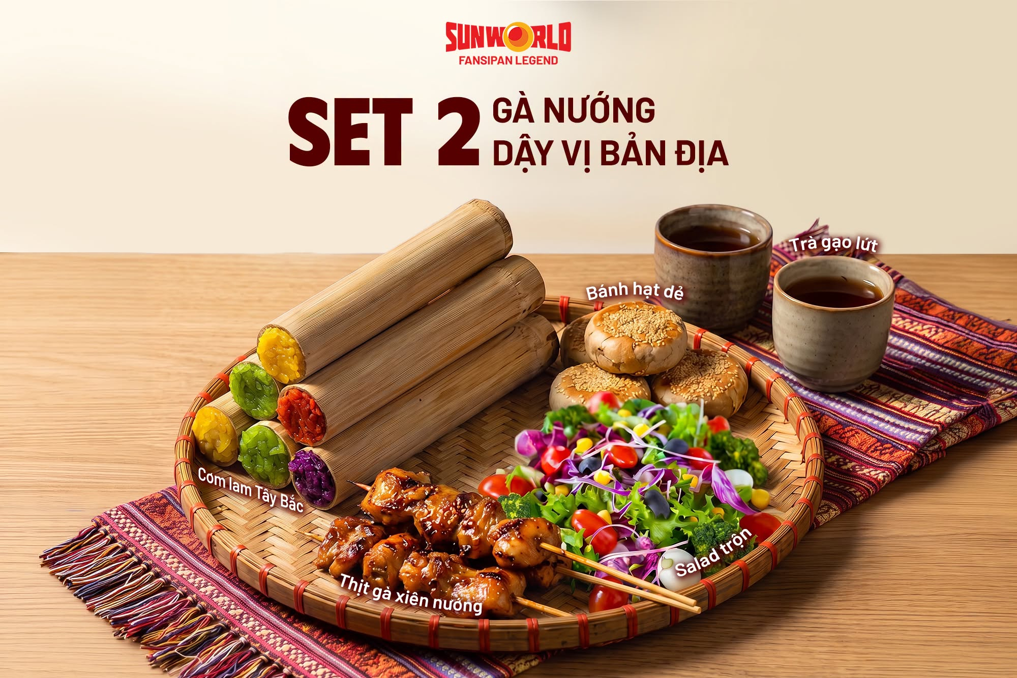 Gà xiên nướng thơm lừng kết hợp cơm lam dẻo mềm mang đến bữa ăn hấp dẫn giữa núi rừng Fansipan