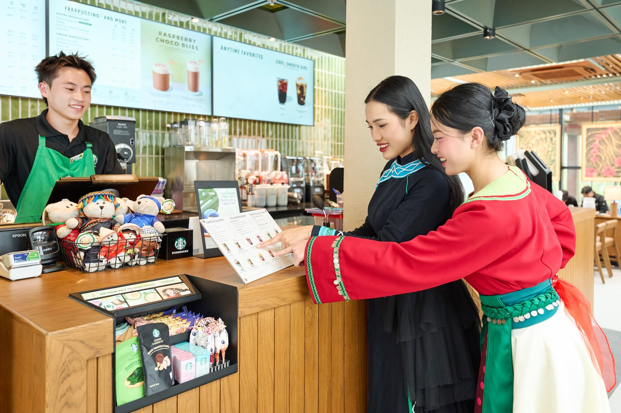 Starbucks tại Sun World Fansipan Legend mang đến trải nghiệm thưởng thức cà phê và check-in độc đáo giữa biển mây Hoàng Liên Sơn