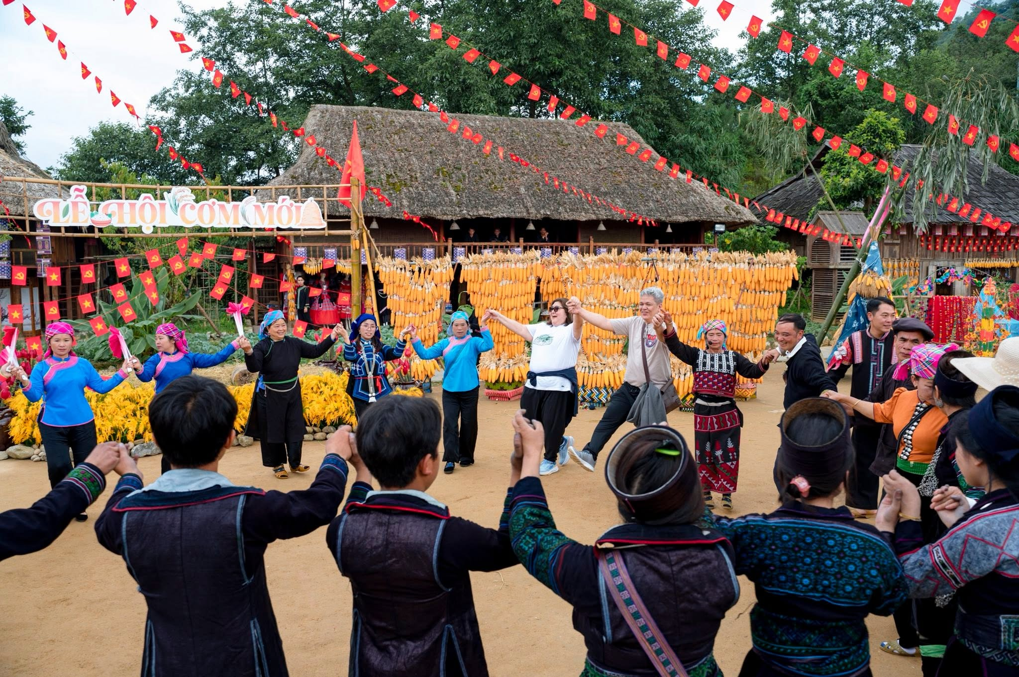 Những điệu múa truyền thống và âm thanh nhạc cụ dân tộc mang đến không khí sôi động tại Bản Mây.