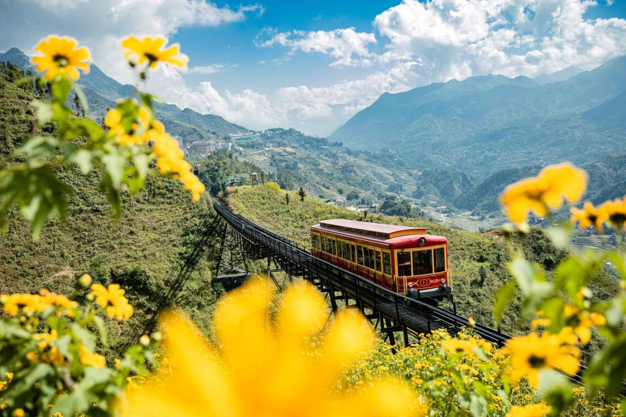 Tàu hỏa leo núi Mường Hoa đưa du khách qua những khung cảnh núi rừng Tây Bắc thơ mộng.
