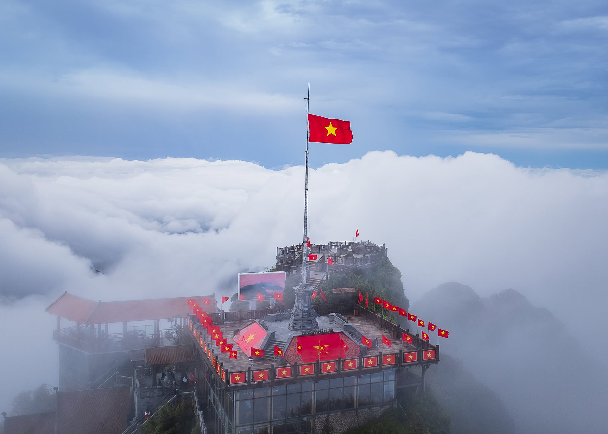 Mùa thu mang đến cho Fansipan vẻ đẹp thơ mộng với những tầng mây trắng ôm trọn núi rừng Hoàng Liên Sơn.