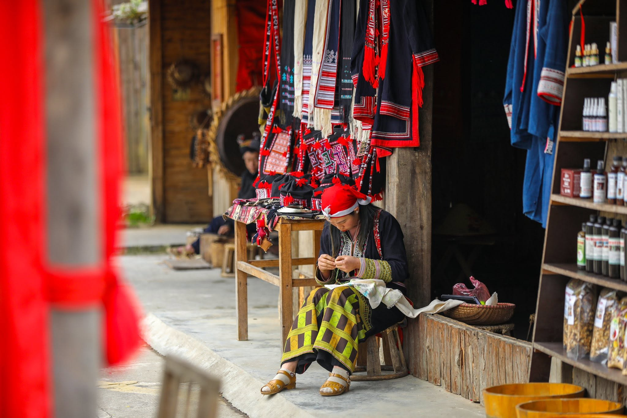 Nghệ nhân tại Bản Mây gìn giữ nét đẹp văn hóa Tây Bắc qua từng đường thêu trên trang phục truyền thống.