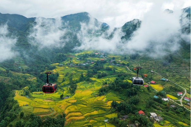 Trải nghiệm cáp treo xuyên biển mây, chiêm ngưỡng vẻ đẹp hùng vĩ của dãy Hoàng Liên Sơn trong mùa thu.