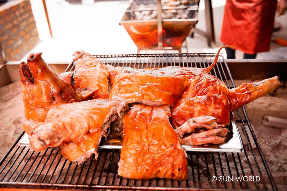 Đến Sun World Fansipan legend, bạn có thể thưởng thức món lợn cắp nách – một món ăn vô cùng đặc sắc ở Sapa