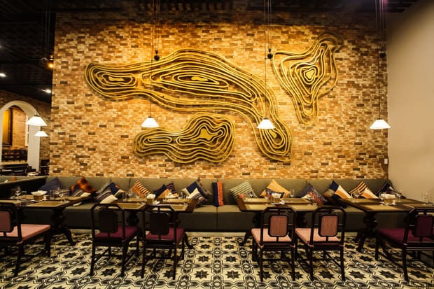 Không gian nhà hàng Vân Sam độc đáo, lấy cảm hứng từ hình ảnh ruộng bậc thang quen thuộc của Tây Bắc