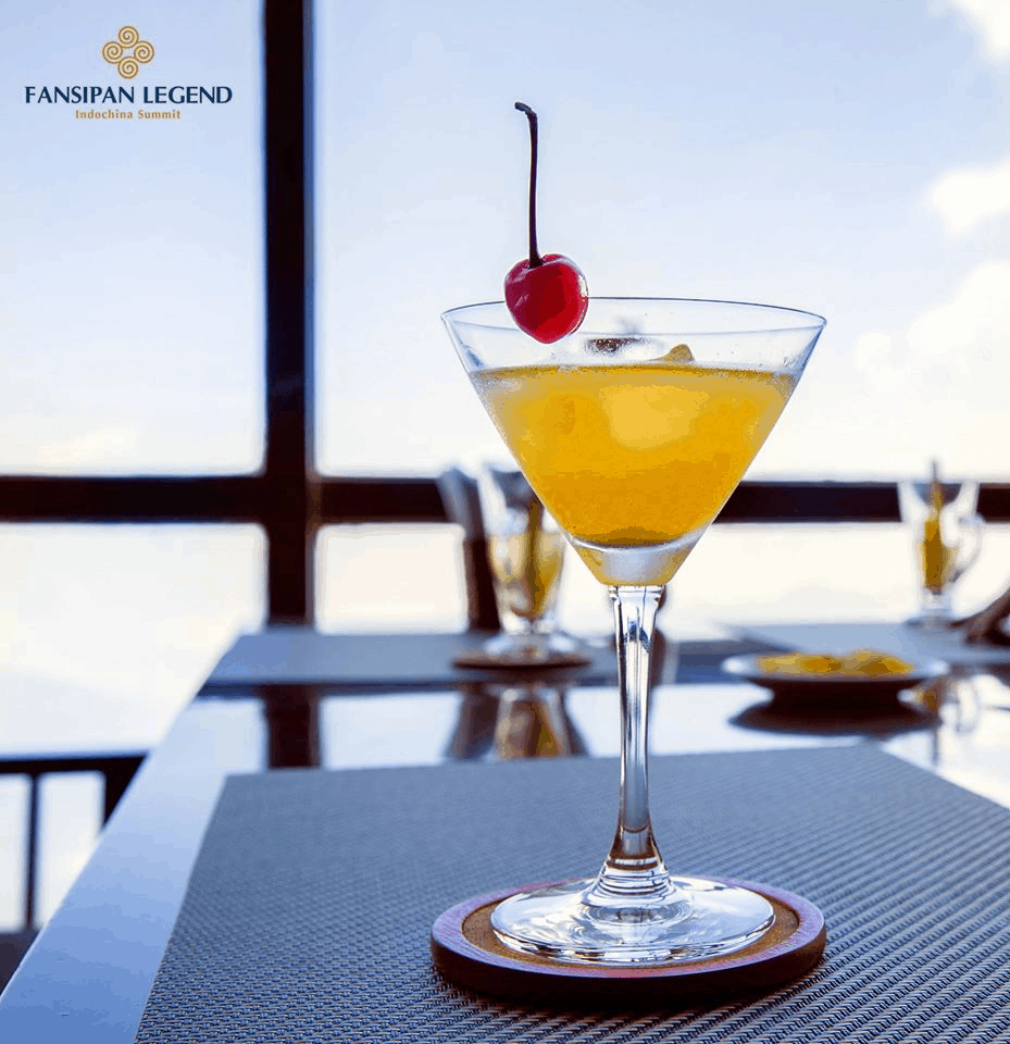 Ngồi trong nhà hàng Đỗ Quyên, thưởng thức ly nước thơm ngon, ngắm nhìn thiên nhiên Tây Bắc từ độ cao lý tưởng