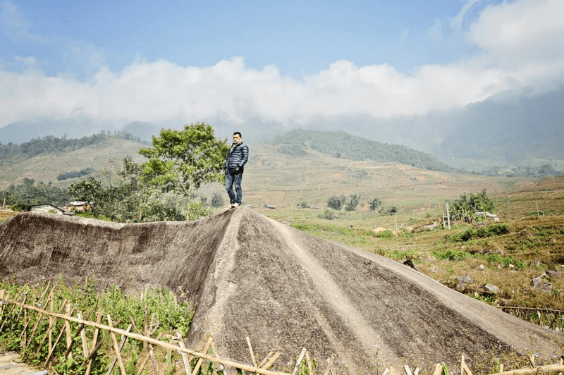 Du khách thích thú check in tại bãi đá cổ Sa Pa