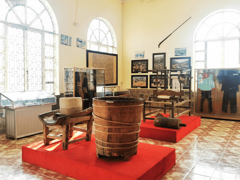 Không gian bên trong Nhà trưng bày khu chạm khắc đá cổ Sa Pa