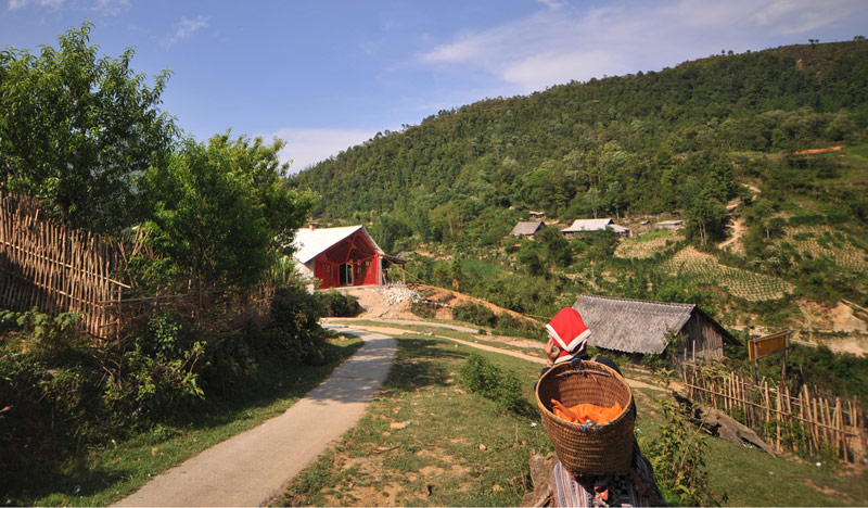 Con đường nhỏ dẫn đến nhà cộng đồng Tả Phìn