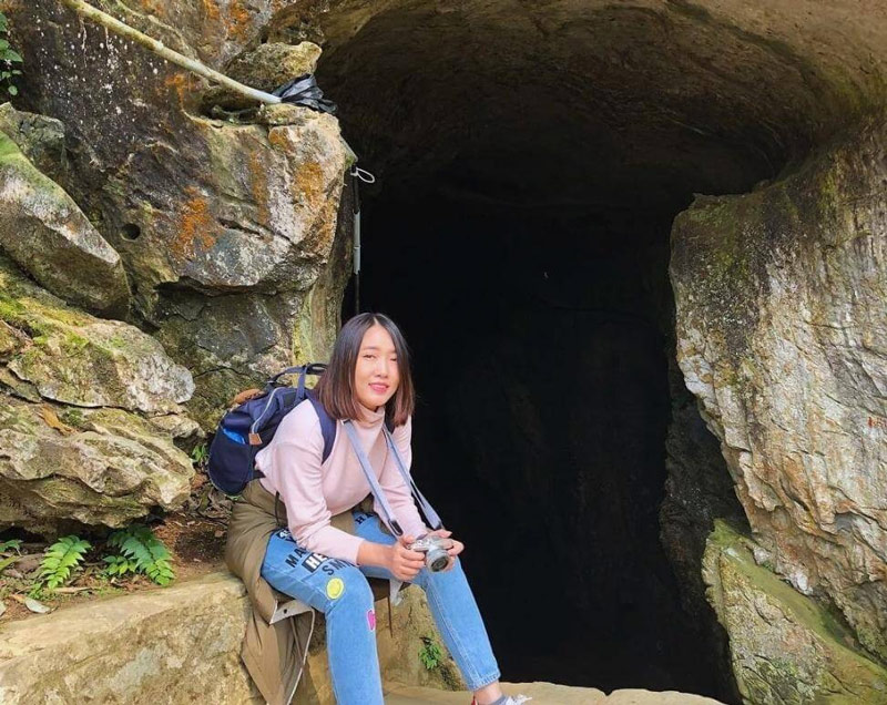 Du khách chụp ảnh tại cửa hang Tả Phìn