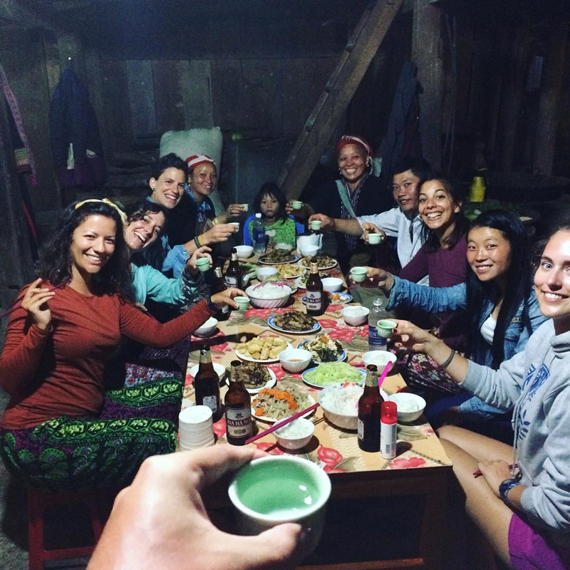 Du khách thoải mái uống rượu và dùng bữa cùng gia đình người bản địa