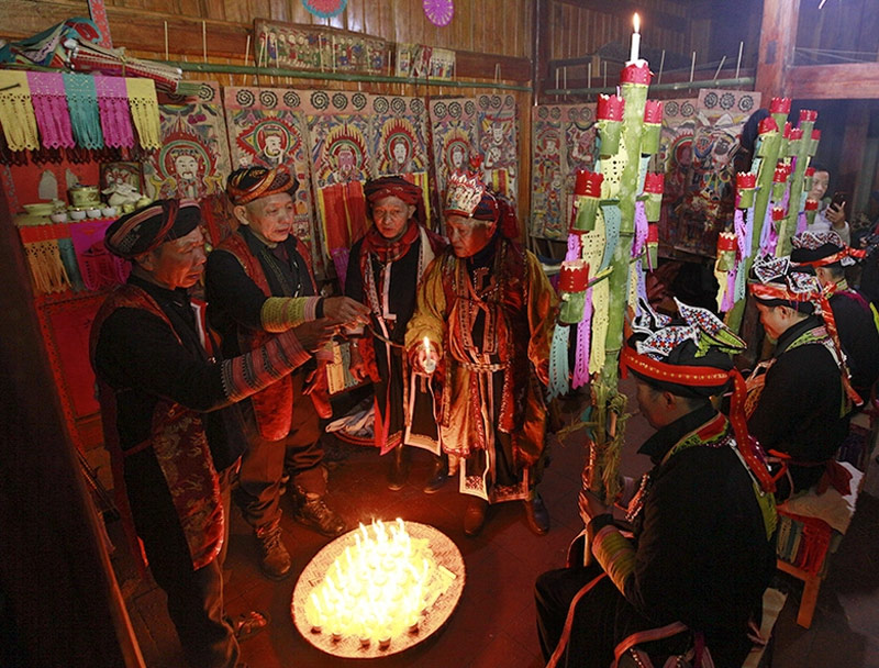 Lễ cấp sắc diễn ra với các nghi thức cúng bái phức tạp