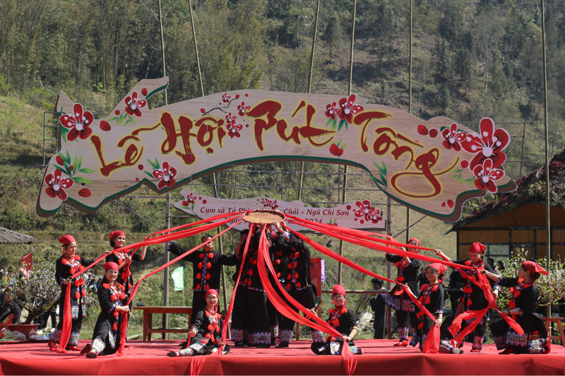 Màn trình diễn văn nghệ mãn nhãn trong lễ hội Pút Tồng bản Tả Phìn