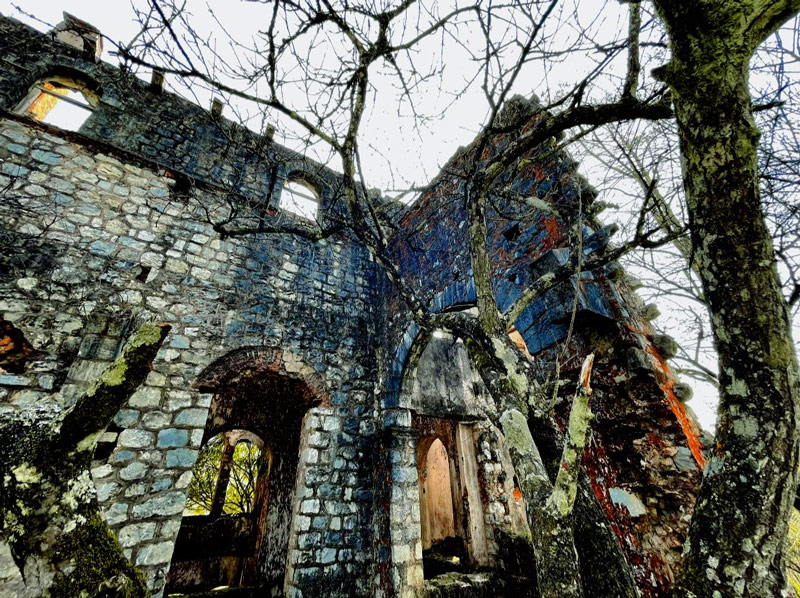 Mảng tường đá cổ kính tại tu viện cổ Tả Phìn