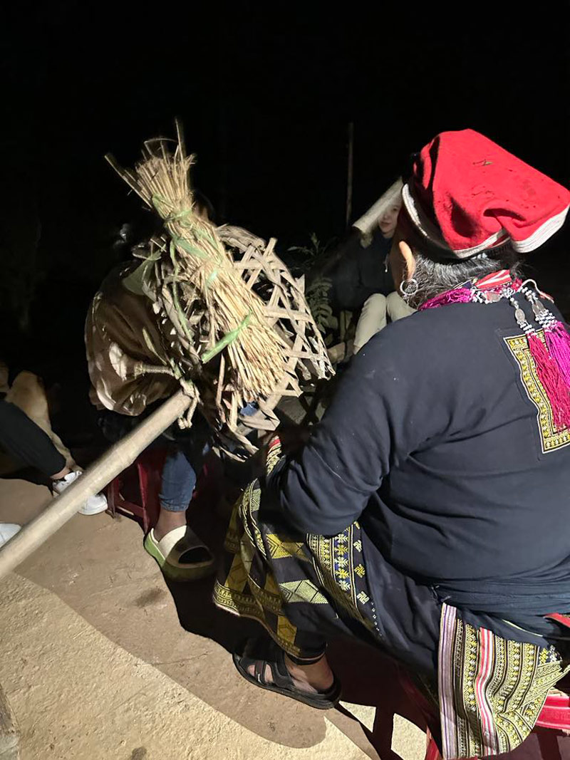 Nghi thức bói trăng tại nhà một già làng người Dao bản Tả Phìn