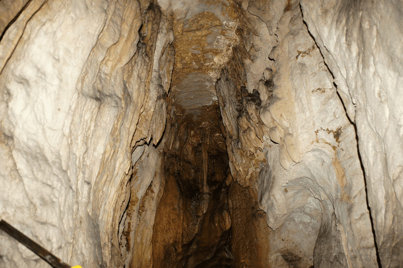 Những bức tường đá gồ ghề bên trong hang động