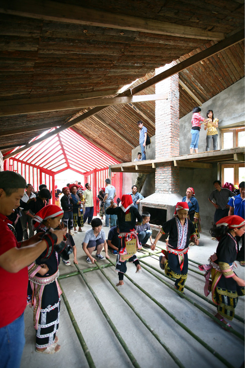 Du khách và người dân cùng nhau tham gia múa sạp trên những thanh tre