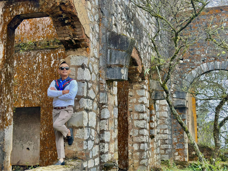 Du khách check in tại tu viện cổ Tả Phìn