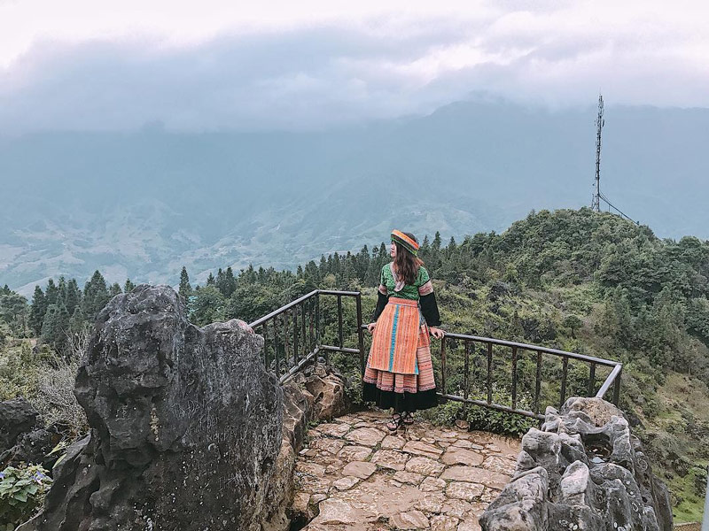 Du khách check-in trong chuyến du xuân tại đỉnh núi Hàm Rồng