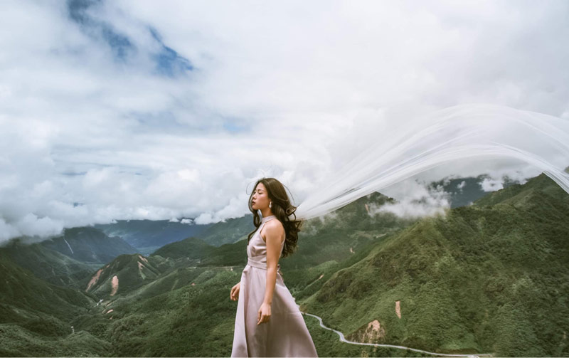 Du khách check-in với khung cảnh ấn tượng tại đỉnh đèo Ô Quy Hồ