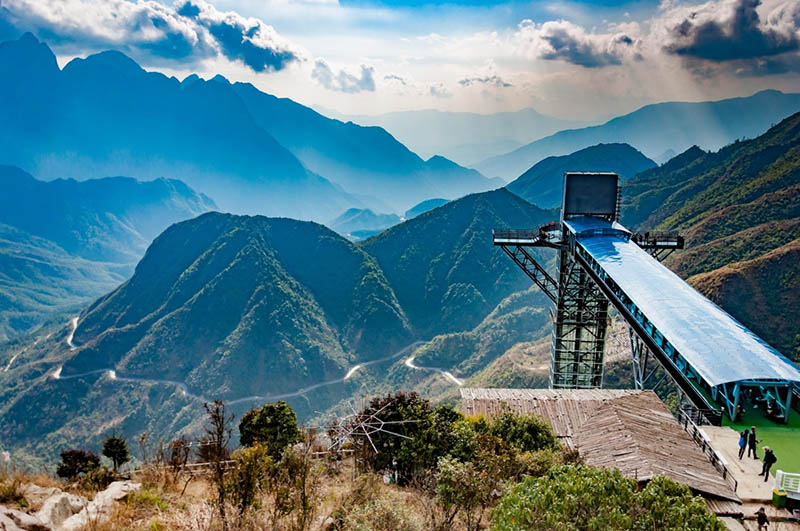 Cầu kính Sa Pa cách trung tâm trị trấn Sa Pa khoảng 18km