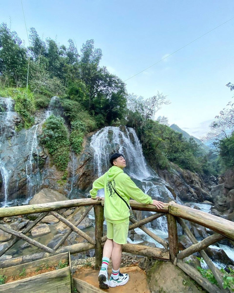 Trang phục đi bản Cát Cát bạn có thể chuẩn bị là áo hoodie kết hợp cùng quần thun ngắn và giày thể thao